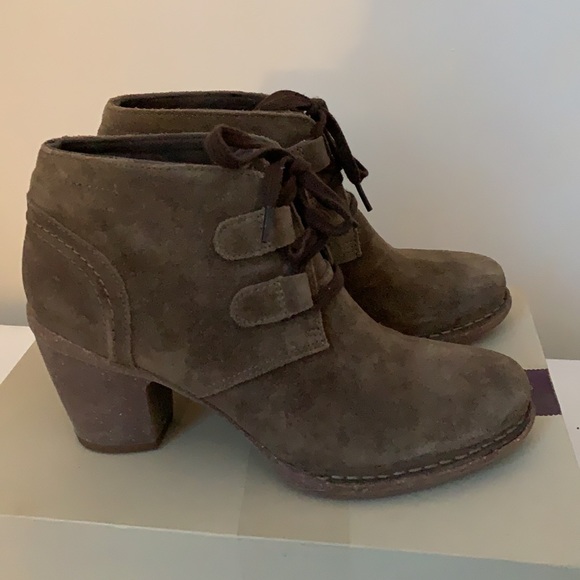 Clarks Carleta Lyon khaki suede Ankle Bootie - Picture 1 of 10
